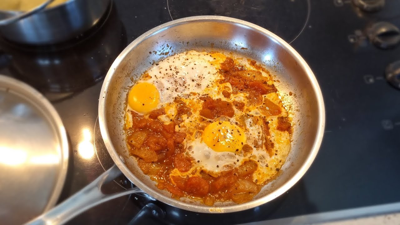 Sulaiman makes Shakshouka eggs