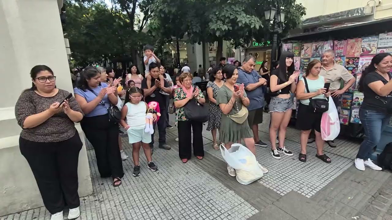 No podían dejar de bailar! Peña Casa Grande brilló en el corazón de la Ciudad