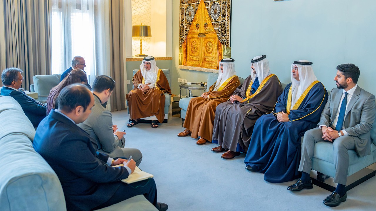 سمو ولي العهد رئيس مجلس الوزراء يلتقي الوزير المنسق للأمن القومي ووزير الشؤون الداخلية بسنغافورة