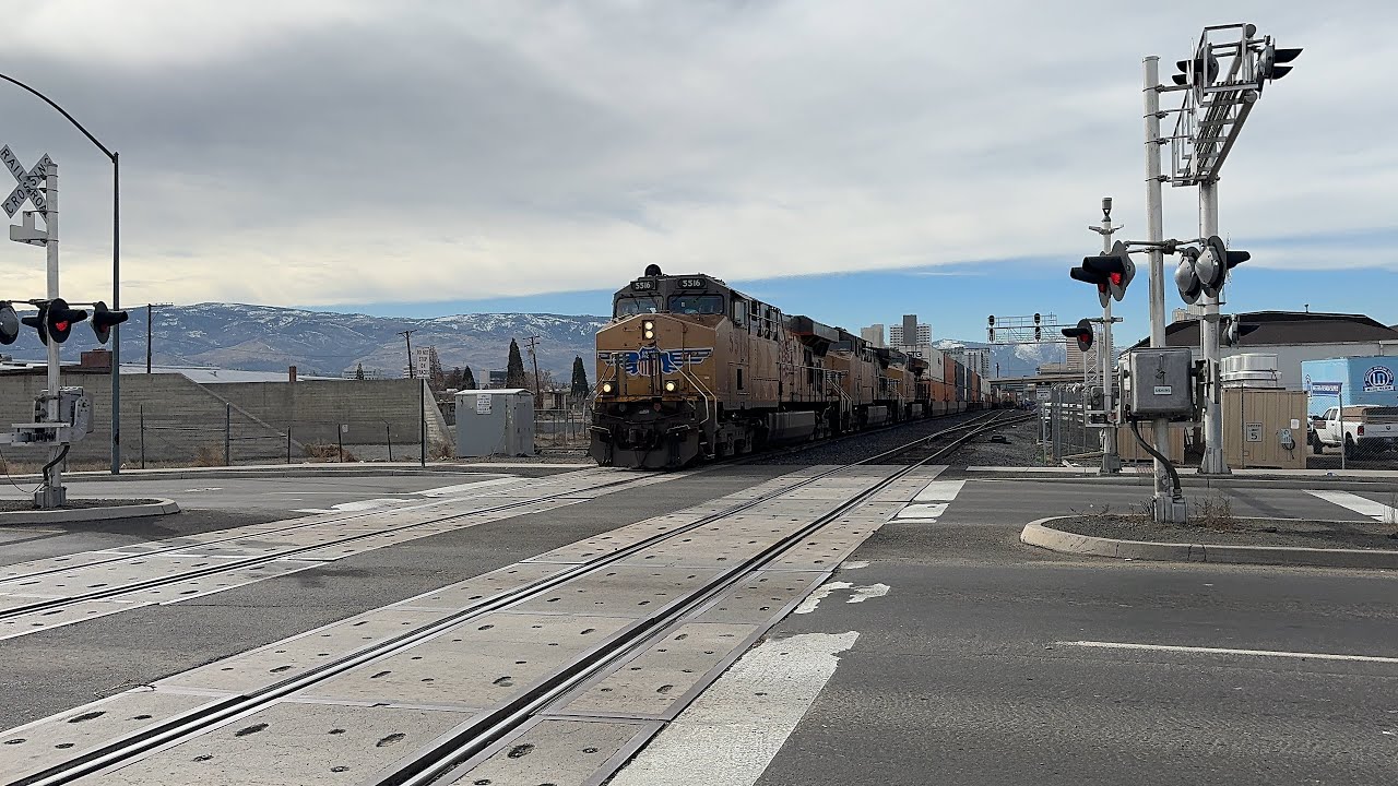 Union Pacific (ZLTG2) & The 4hrs Late Amtrak California Zephyr Train #5 in Reno NV