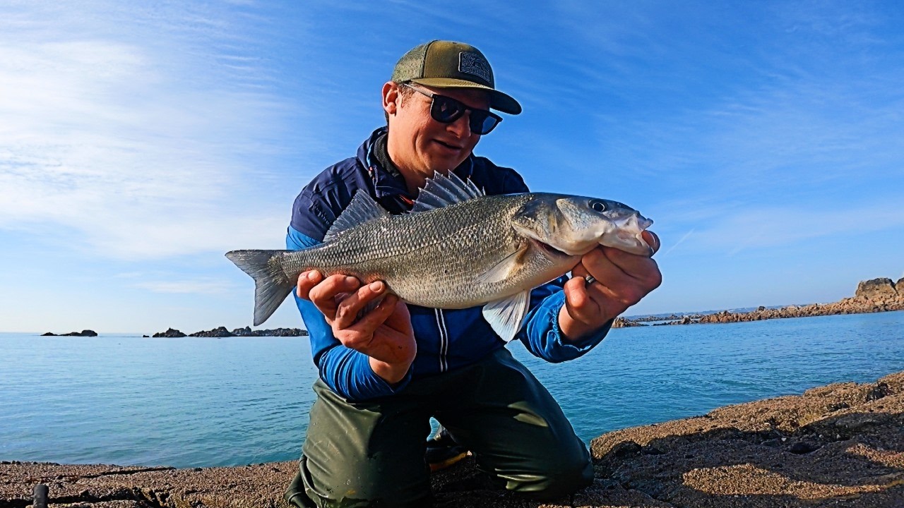 This INCREDIBLE Weather Brought the Fish out to Play | Winter Lure fishing for BASS | Ebbing Tide