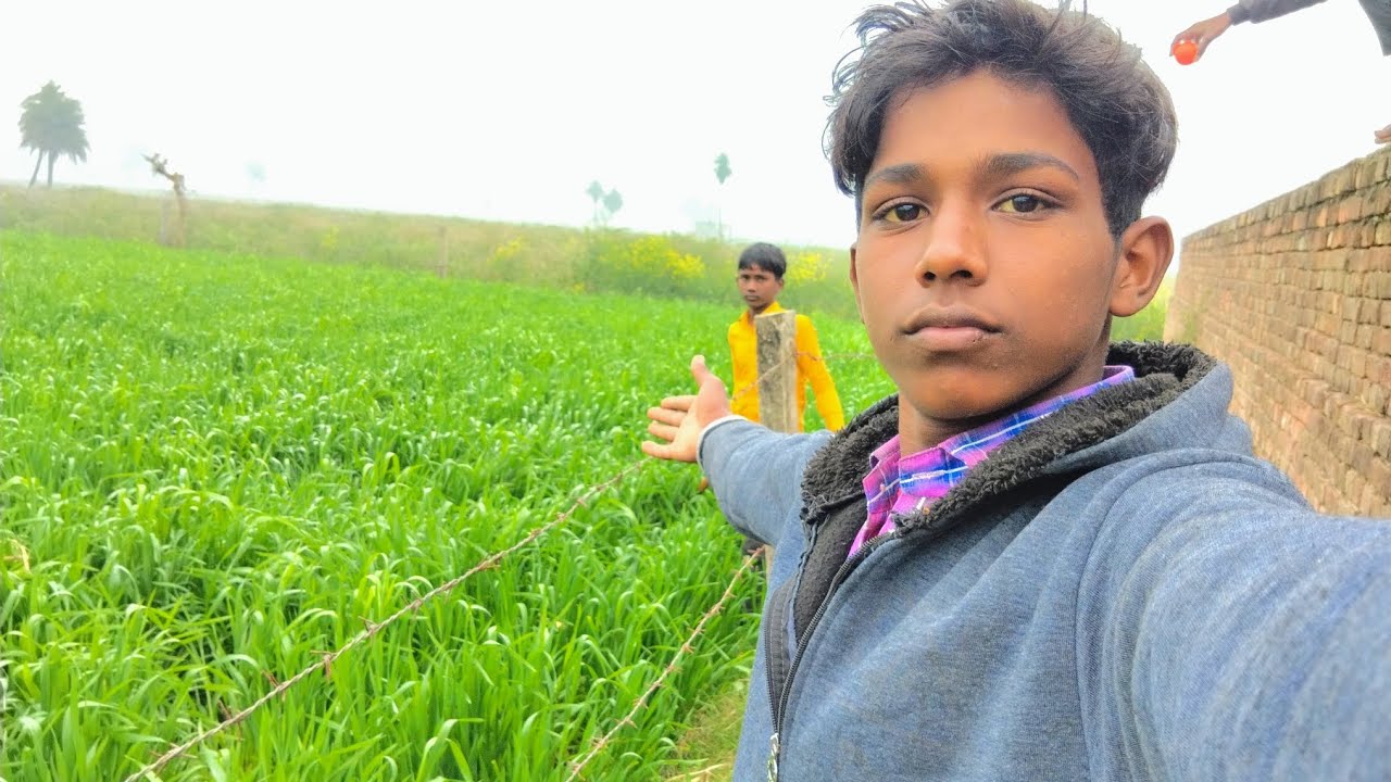Es khet me hamari boll khu gai 🥹
