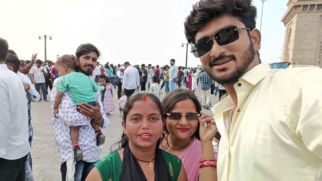 Gate of India doston ke sath Gaye ghumne ke liye humne Kaun Mila.      