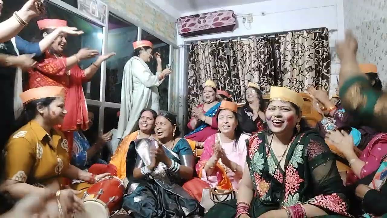 धमाकेदार #हंसी मजाक 😜लोकगीत 😜 अपने अपने पति का नाम बता कर गाया गाना