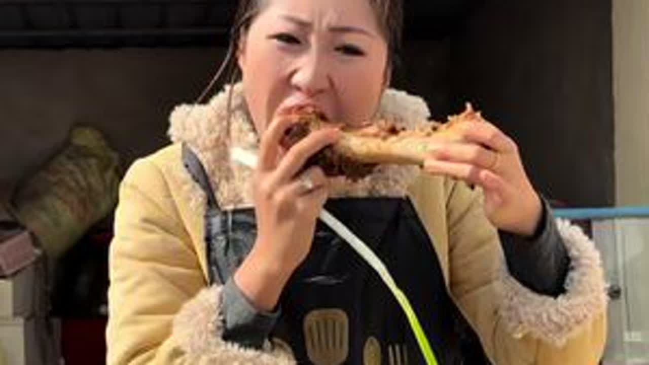 姐妹们，过年的肉都做没了？今天俺家开始做肉嘞，杨光喜欢啃骨头，我给他买了两扇排骨，今年让他啃过瘾。 #夫妻日常生活记录vlog #农村生活 #这就是农村的真实生活