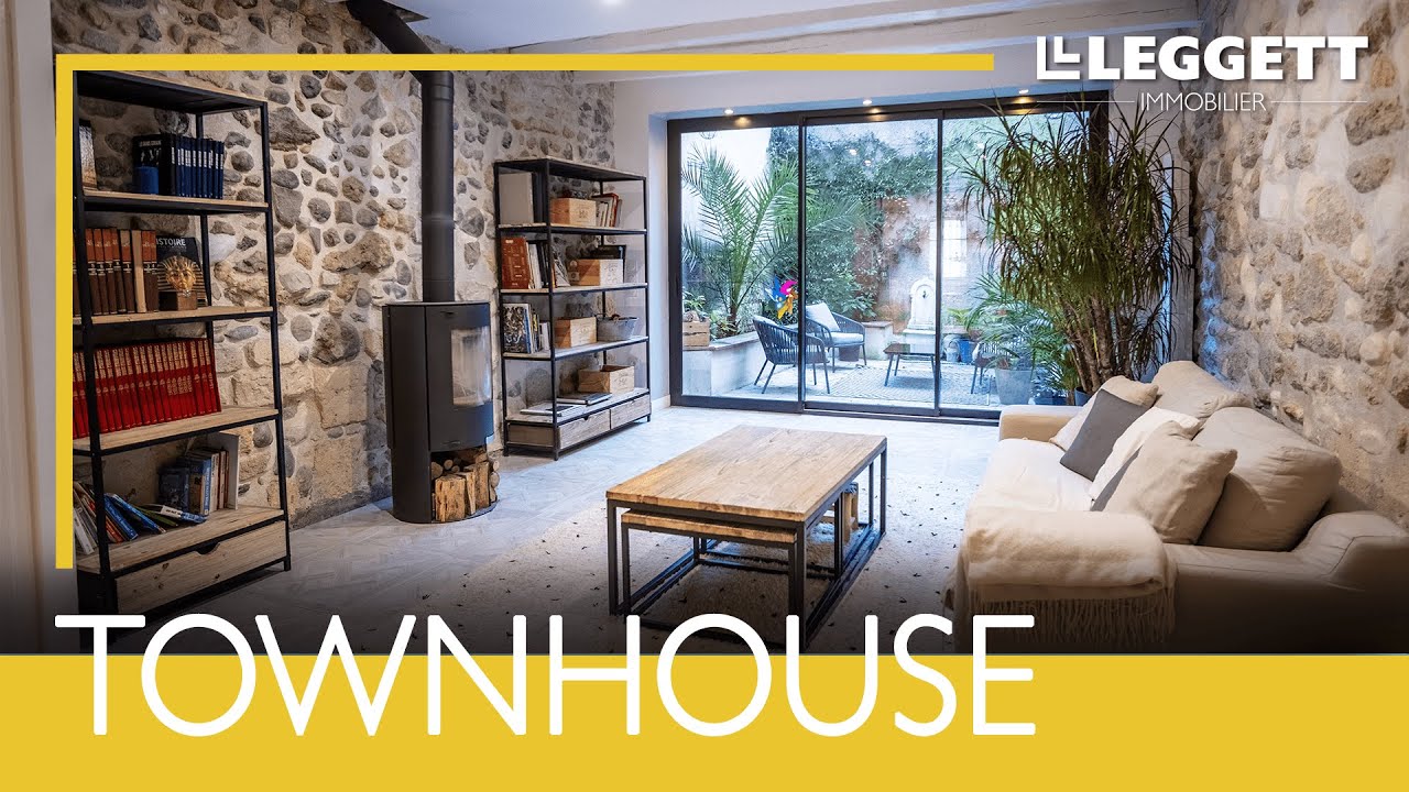 SOLD | Stunning townhouse in the center of Libourne, private courtyard, vaulted cellar - Ref. A09421