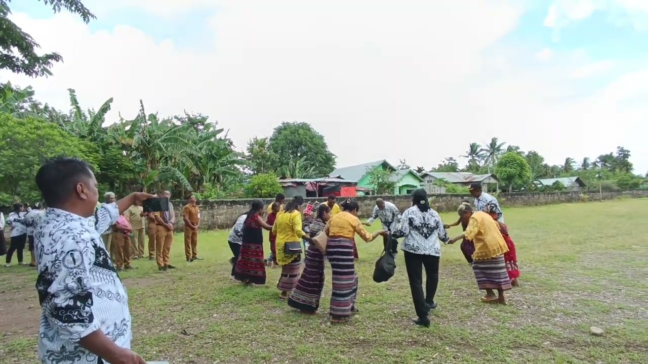 Tarian penyambutan SDN OETETA Dalam acara Purna tugas bapa Anderias Malailo, S.Pd