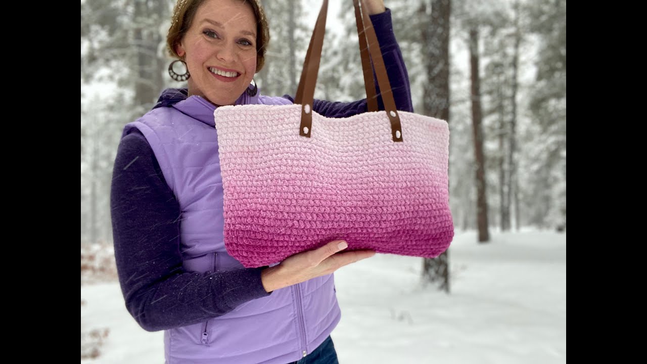 Сумка-тоут Huggable Tote для 1 мотка пряжи Bernat Blanket Perfect Phasing — простой урок по вязан...