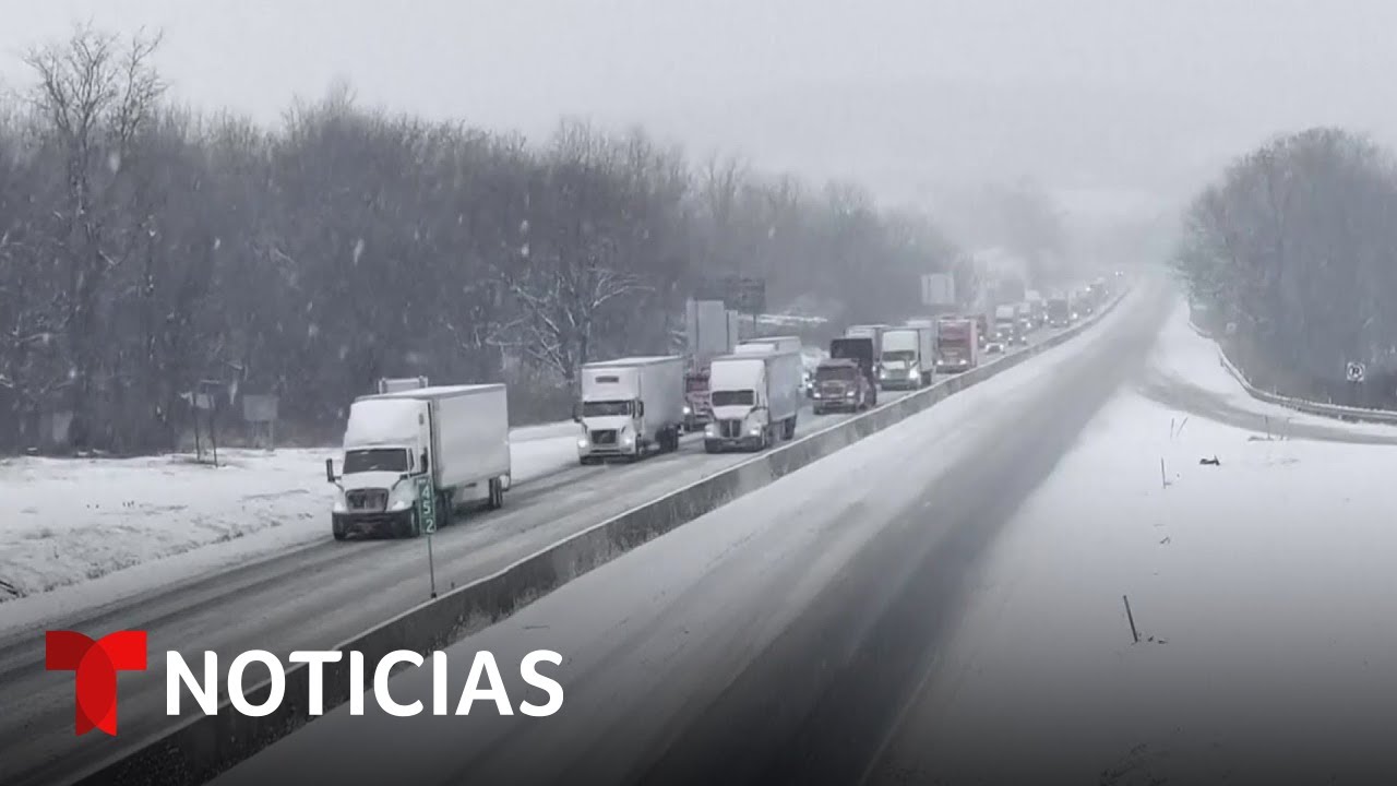 Tormenta invernal afecta a 80 millones de personas y lleva caos a carreteras | Noticias Telemundo