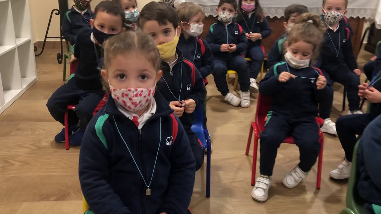 Presentación de los pequeños, recibiendo su medallita de la Virgen.