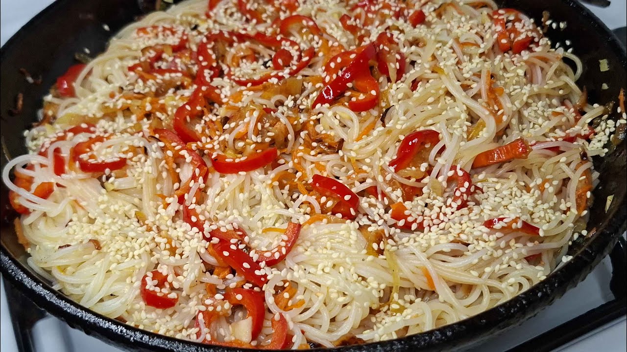 Easy Rice Noodles with Veggies 🍜🫑🧅