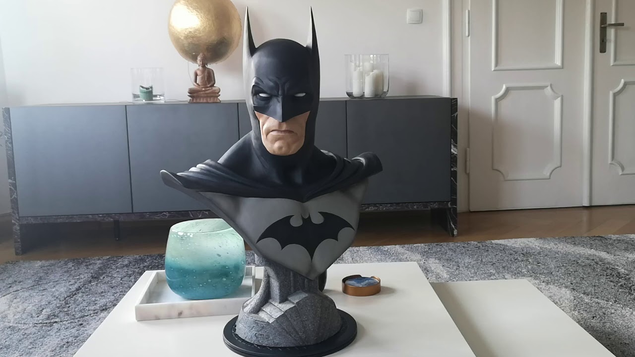 Detailed review of the lifesize Batman OG bust by Sideshow Collectibles