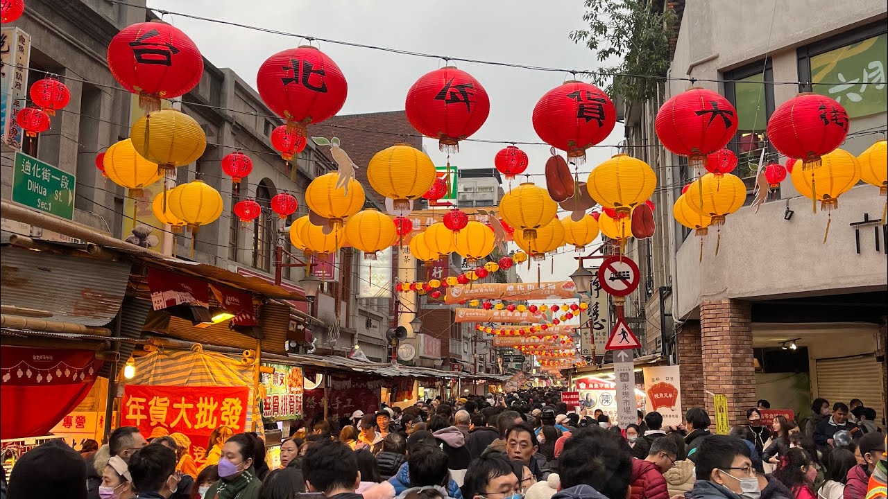 2024 Taipei Lunar New Year Festival - Taiwan Street Food 台北年貨大街. 龍年台北年貨大街迎新年 迪化街熱鬧人潮