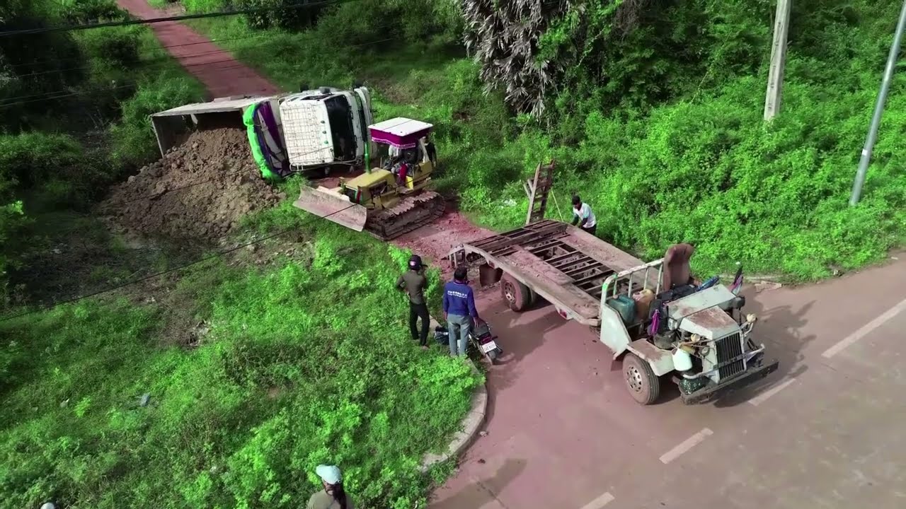 Ohs God! How the old komatsu dozer help 25ton truck was stuck by landslide while prepare to unload