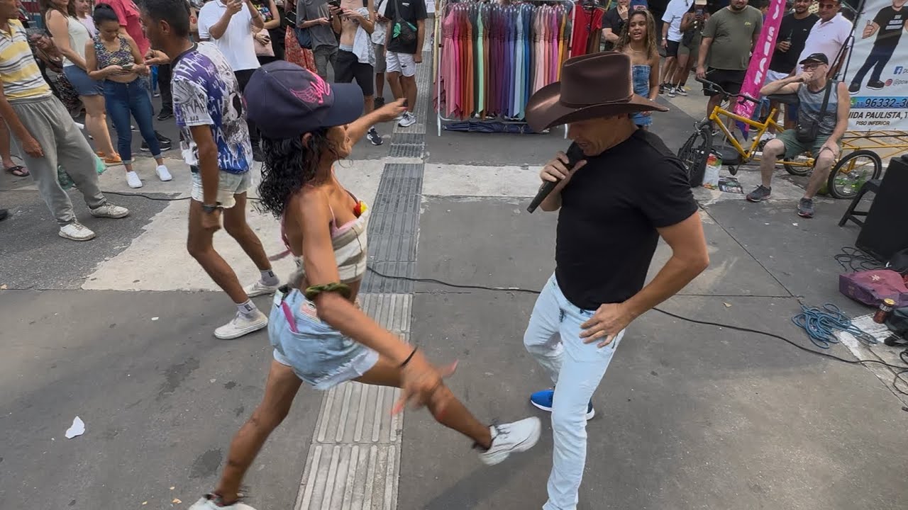 OLHA ONDE O PE DESSA MORADORA DE RUA VAI PARA QUANDO O CANTOR ANDRÉ LUIZ CHAMOU ELA PRA  DANÇAR