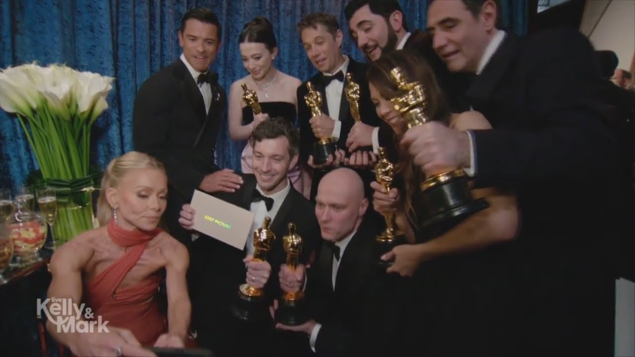 Kelly & Mark Talk to the Oscar Winners Backstage
