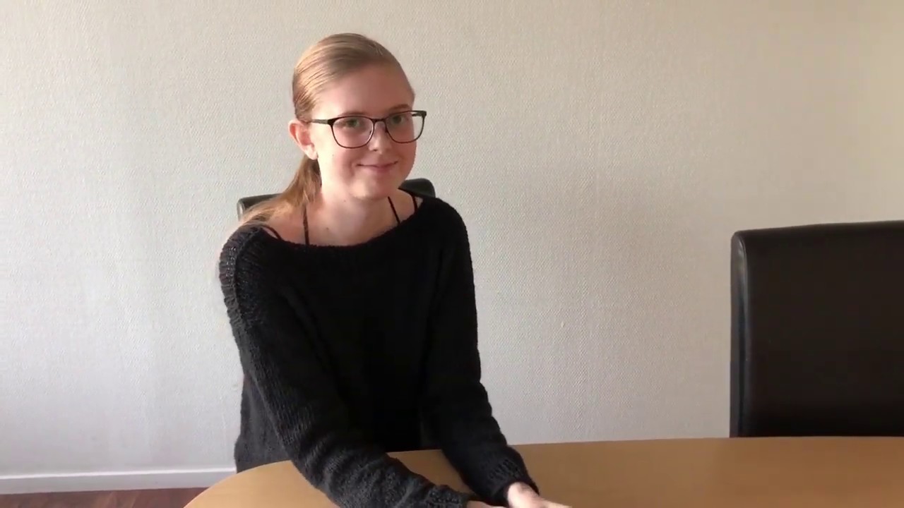 Linn från Garnaffären visar hur man fäster trådar snyggt när man stickar.