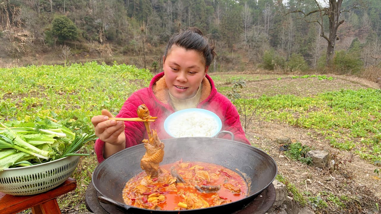 今天炒一锅香辣的柴火鸡，配着蔬菜太好吃了 I stir fried a pot of spicy and delicious chicken today