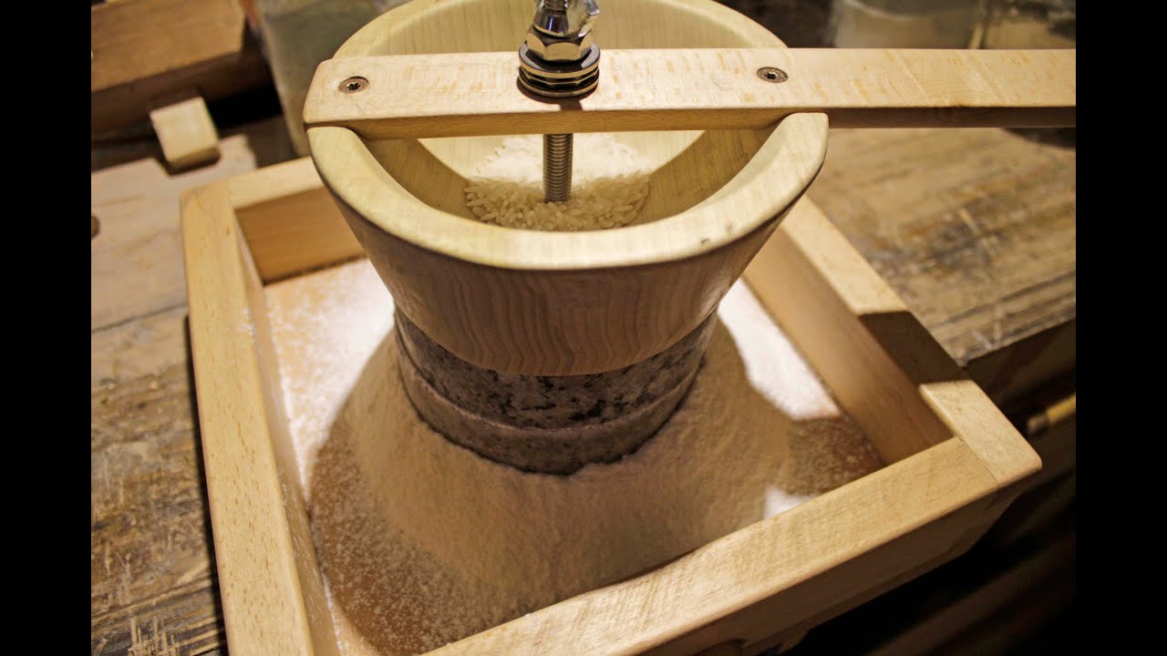 Macina manuale in pietra e legno