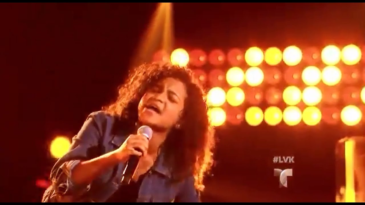 Amanda Mena canta 