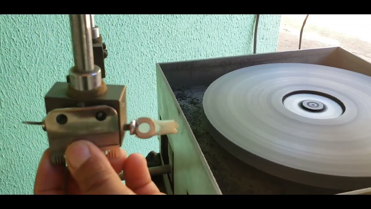 Trabalhando  com a máquina  de afiar  Lâmina  de tosa!