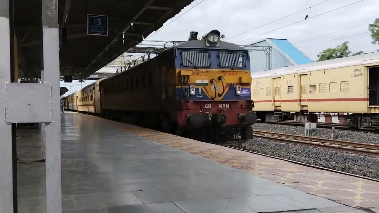 11401 Dadar Central - Sai Nagar Shirdi Express Arrving At Ahmednagar Jn Railway Station