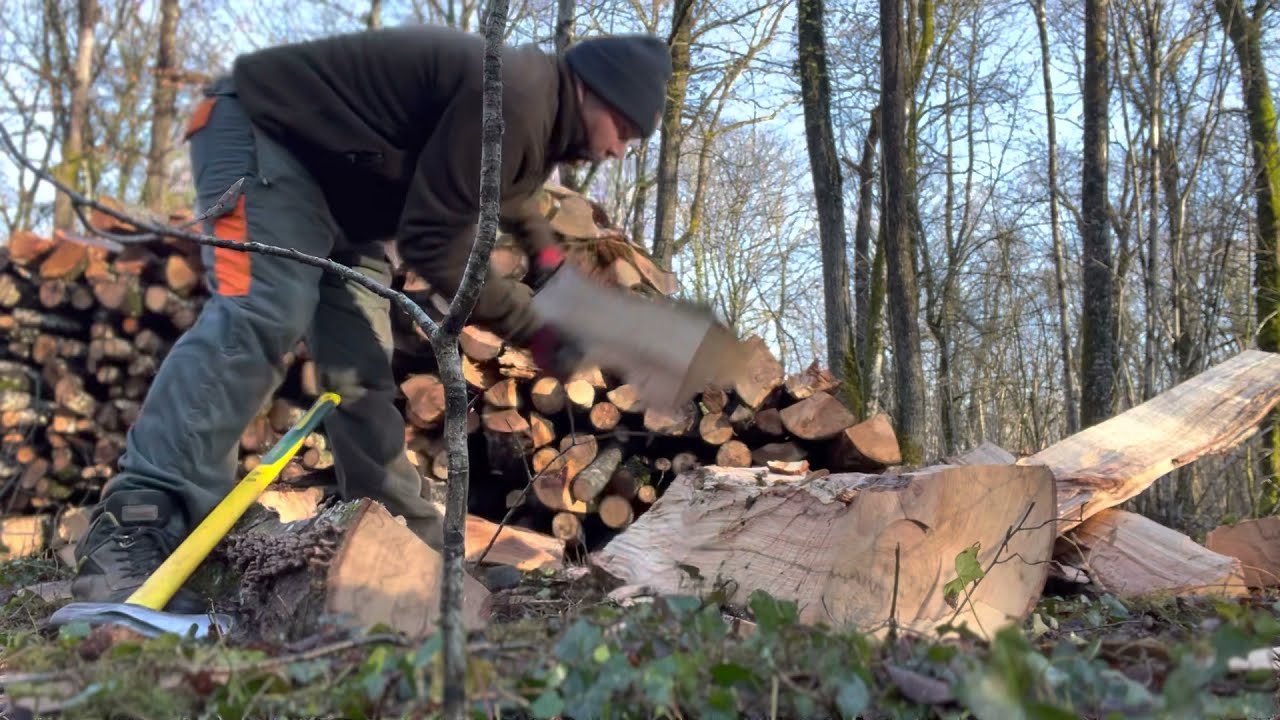 Fendre un gros morceau de bois à la main