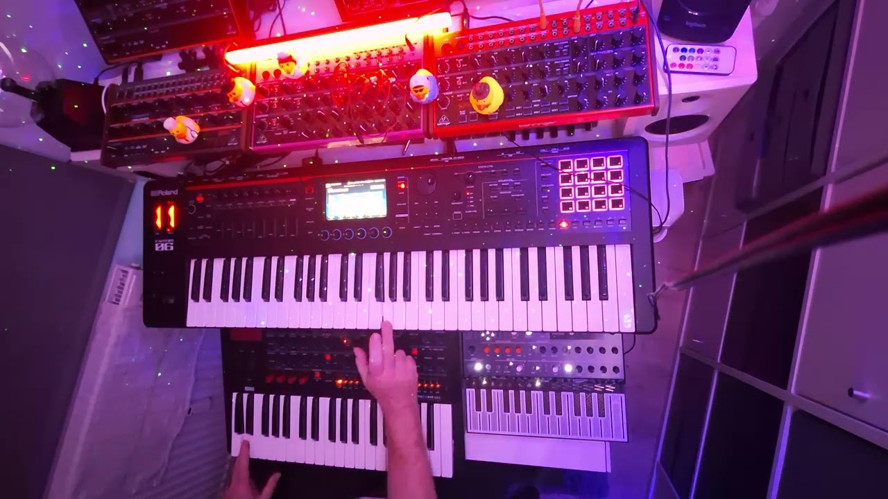 Lunar,  Roland Fantom 06, Korg Modwave MKII, Arturia Microfreak, PianoRec, Samsung Galaxie 54a, 