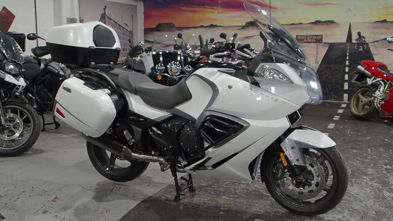 Triumph Trophy SE 1215cc Triple Engine, Start up and walk around