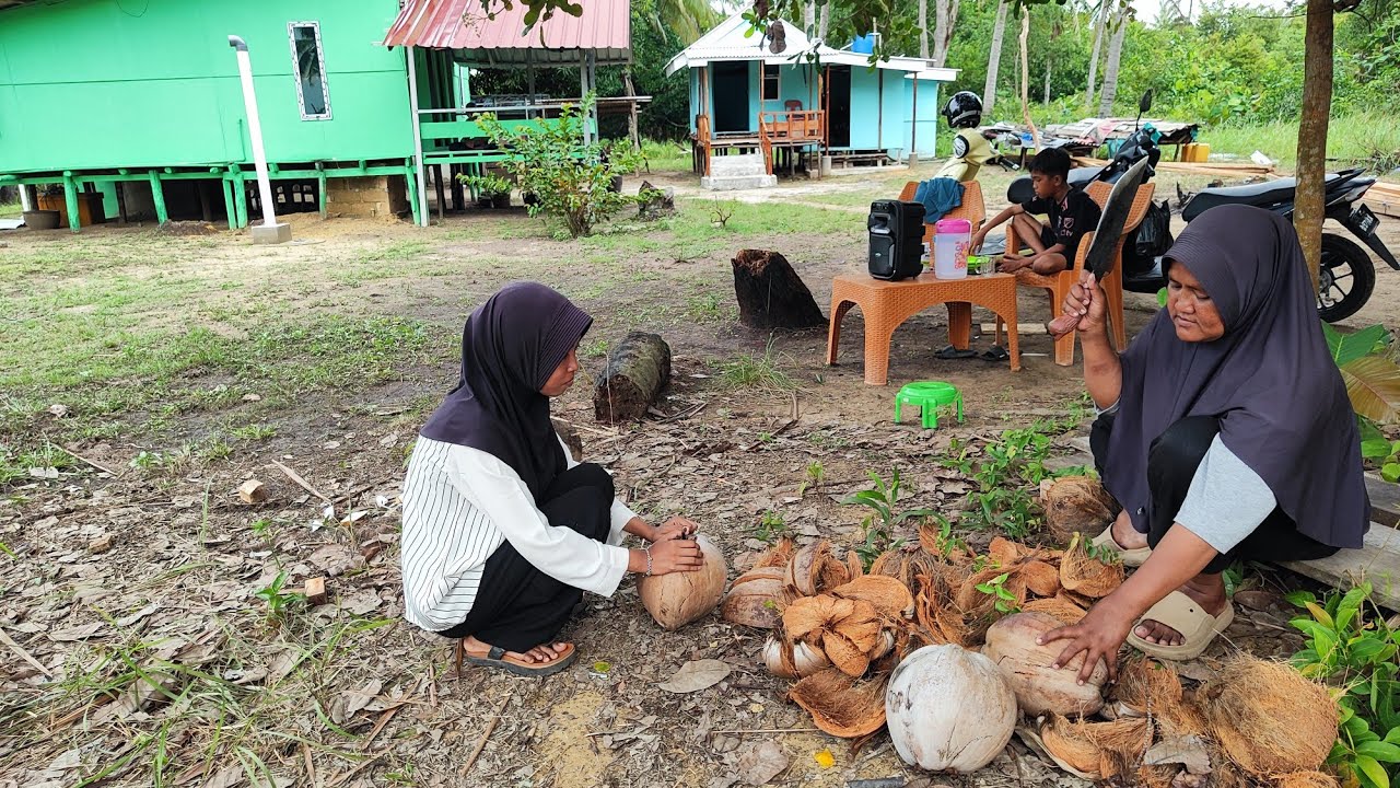 Kak Noi Kopek Kelape Tue Nak Buat Santan