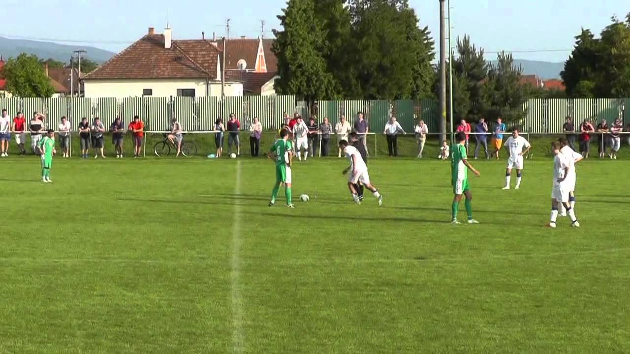 Dedinsk&yacute; futbal - rozhodcovsk&aacute; lopta. Half Field Goal?