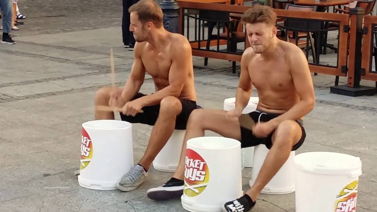 Mistrzowski pokaz gry na wiadrach Gdańsk ul Długa