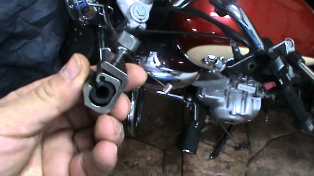 Yamaha Virago 250. Engrasar cables (15 de 18). Lubricate the cables.