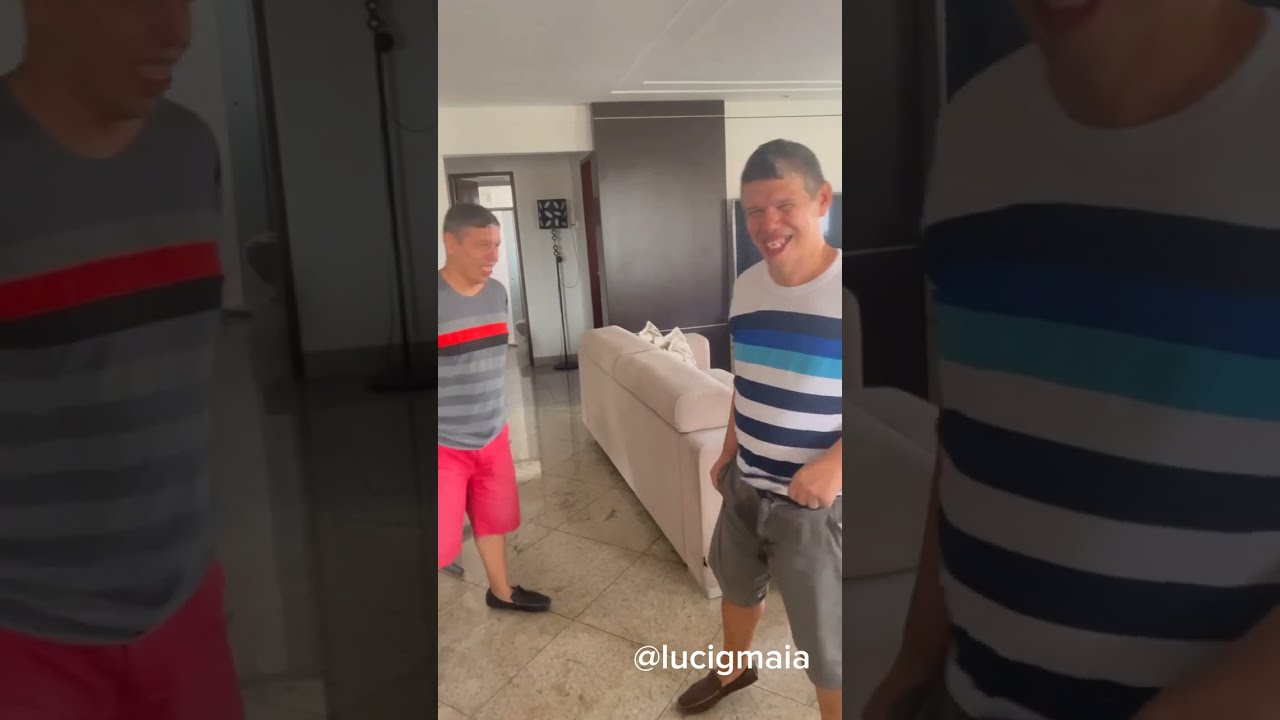 Augusto se diverte com as inocentes brincadeiras de Ângelo.