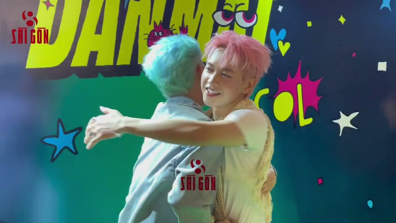 Hùng Huỳnh bất ngờ mang bánh kem và hát mừng sinh nhật JSOL ngay trên thảm đỏ ra MV mới
