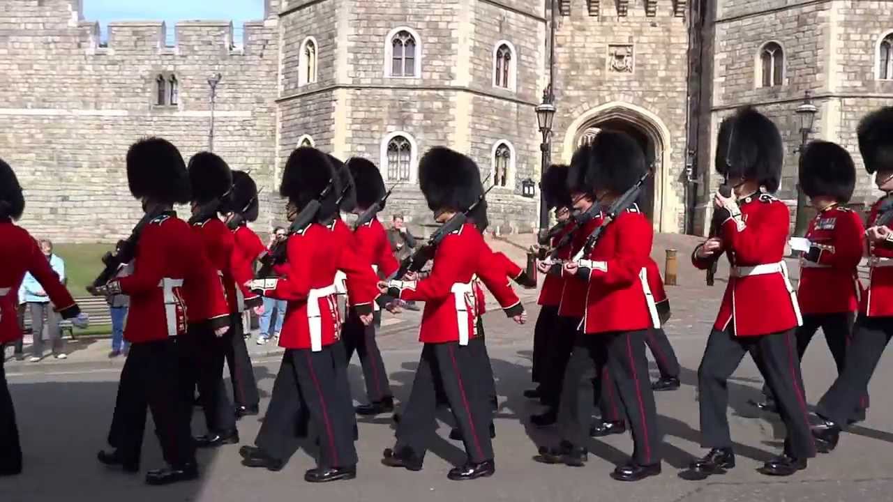 溫莎堡直擊🔥英國皇家士兵超帥行進！這一幕太震撼了😱👑