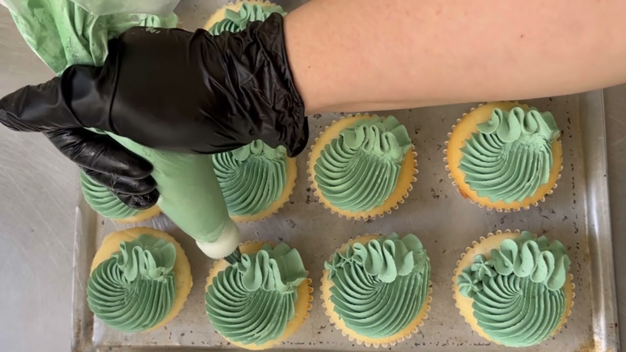 Decorating cupcakes using different icing tips | Real time decorating