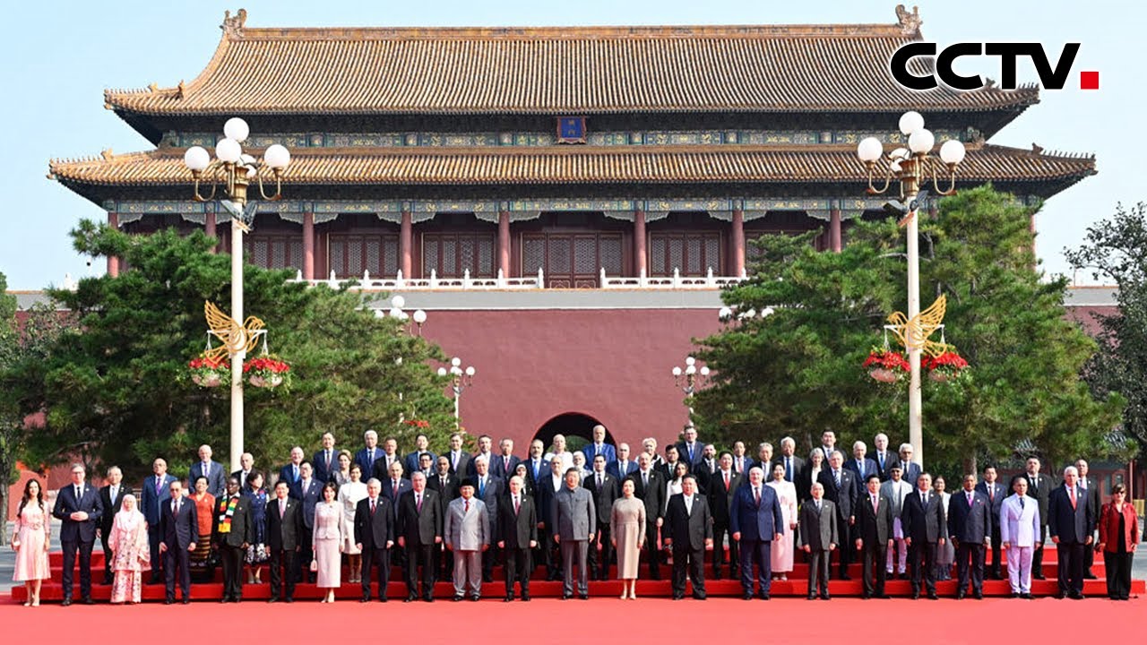 习近平和彭丽媛迎接外方代表团团长及其配偶 | CCTV
