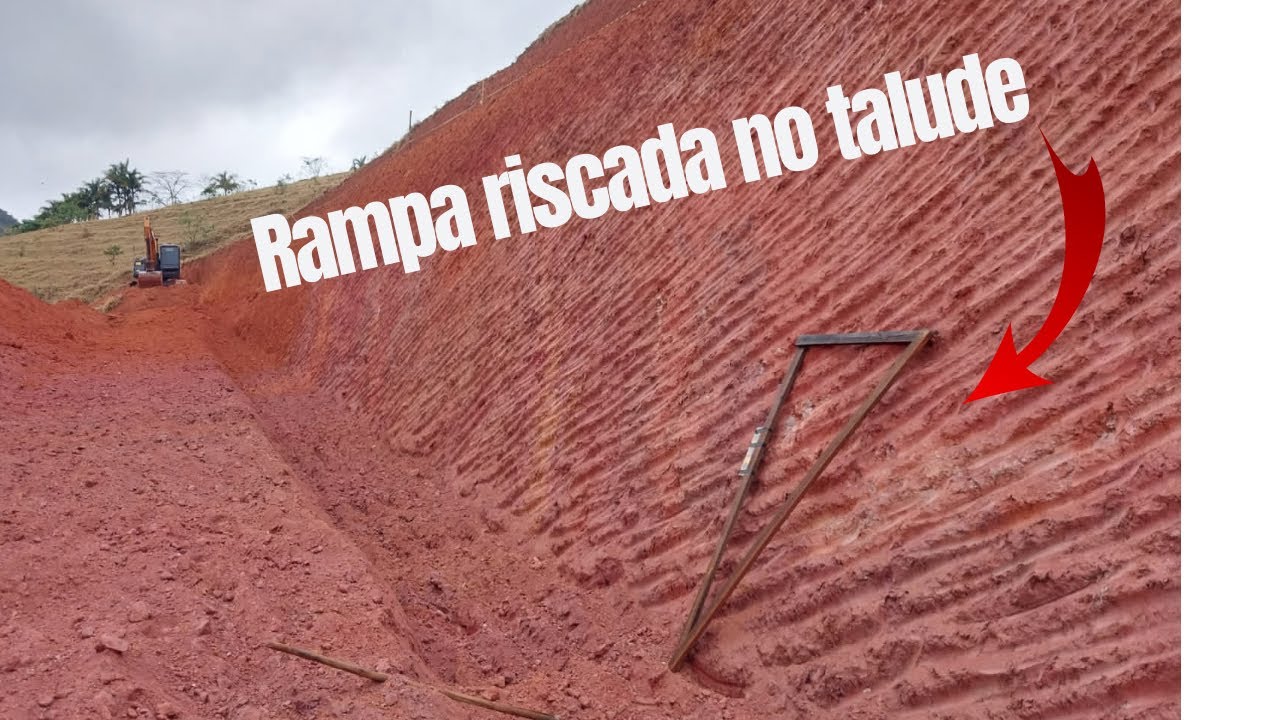 Rampa riscada no talude com Escavadeira Hidráulica CASE