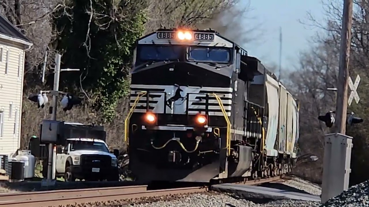 NS 4885 leads NS 1032 on NS 13R Passing Through in Boyce VA