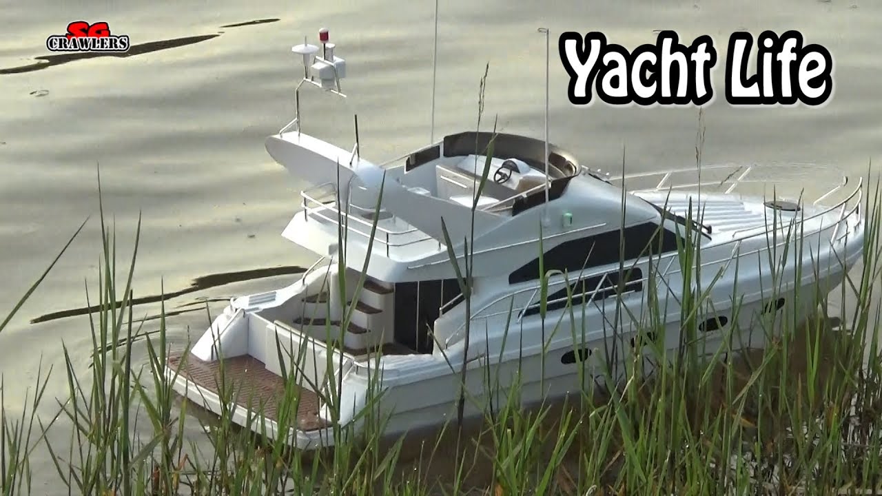 Scale RC leisure yacht in the waters! Beautiful modded toy yacht