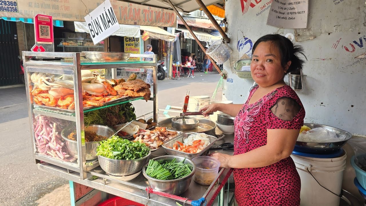 Út Mẫn Sài Gòn nấu nồi bún mắm mỡ cá hú, đầu cá lóc bông ăn đáng đồng tiền