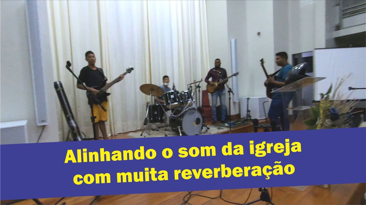Alinhamento de som da igreja com muita reverberação.