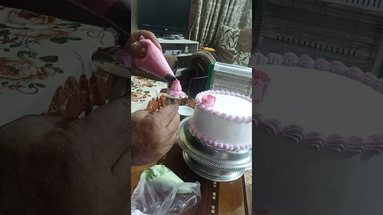 تزيين كيكه في احد بيوت كربلاء