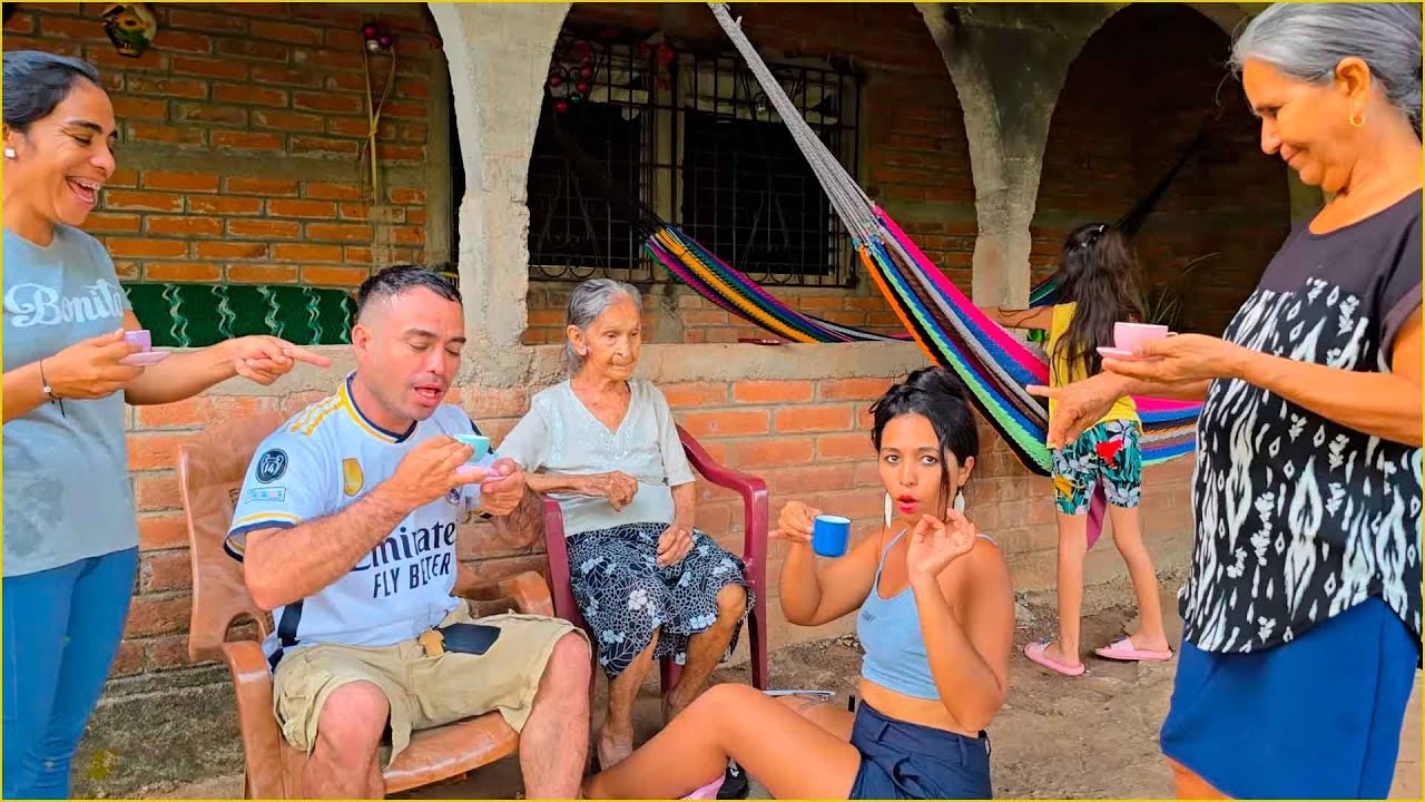 Tomando una tacita de café junto a la abuela.