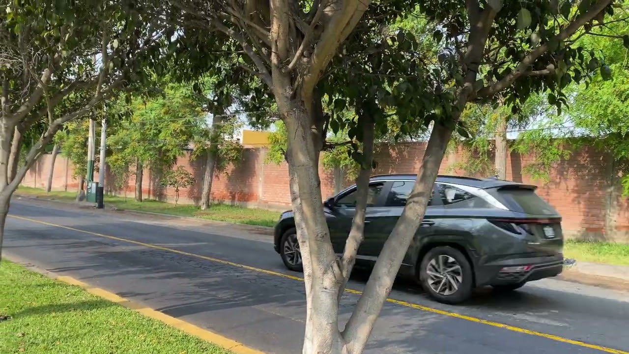 En bici en la Av. Circunvalacion Golf Los Incas (Santiago de Surco)