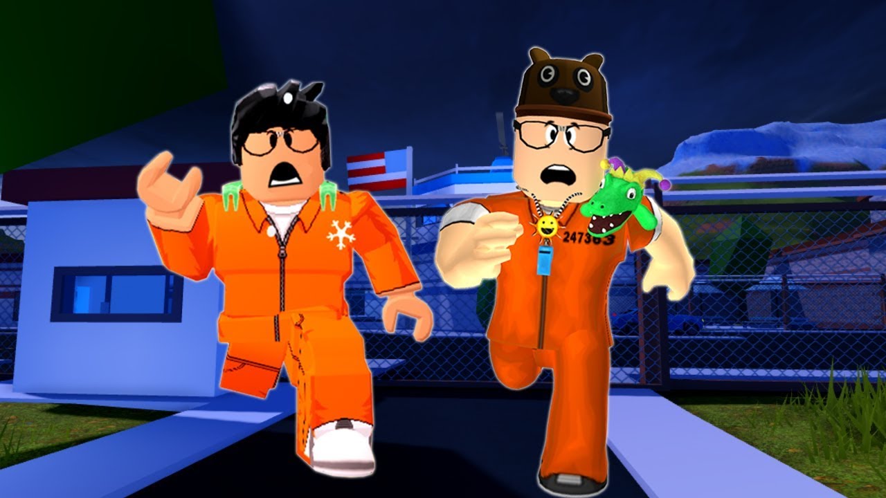 ROBLOX: VELHOTE E NOVOTE VIRARAM PRISIONEIROS E FUGIRAM DA PRISÃO PELO ESGOTO!!