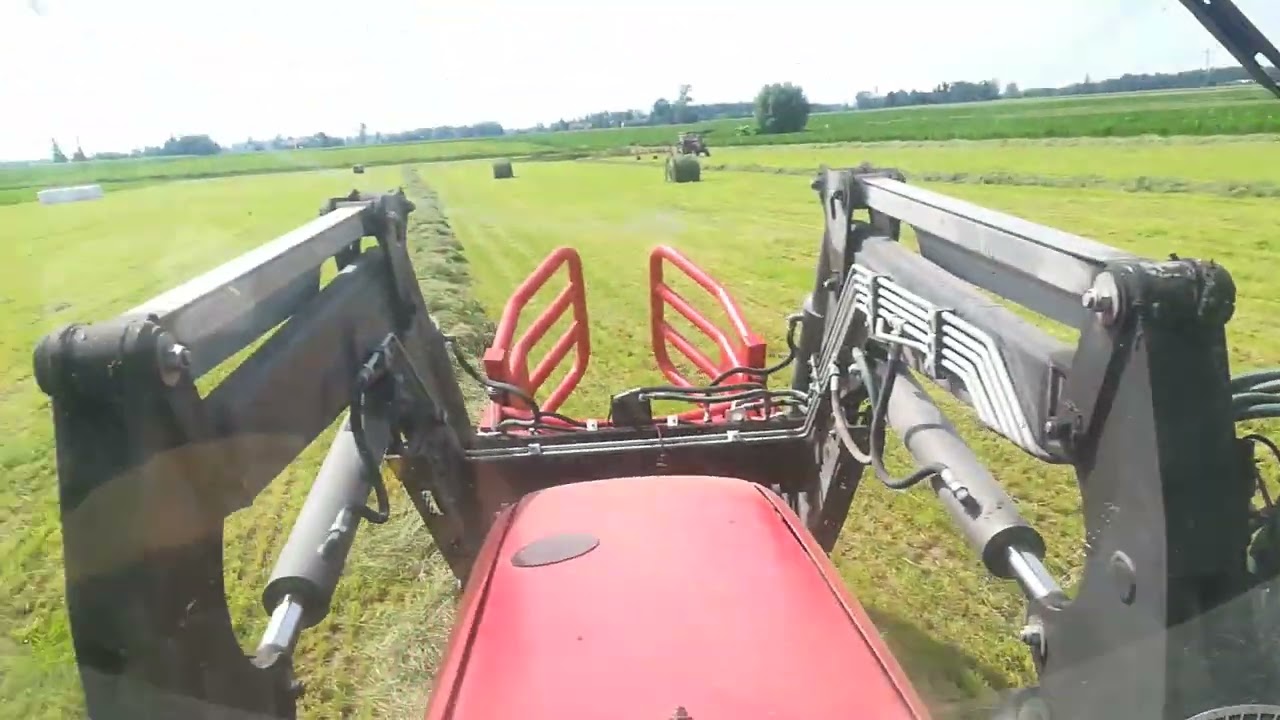 Sianokiszonka 2022. Zetor 6341 John Deere 550