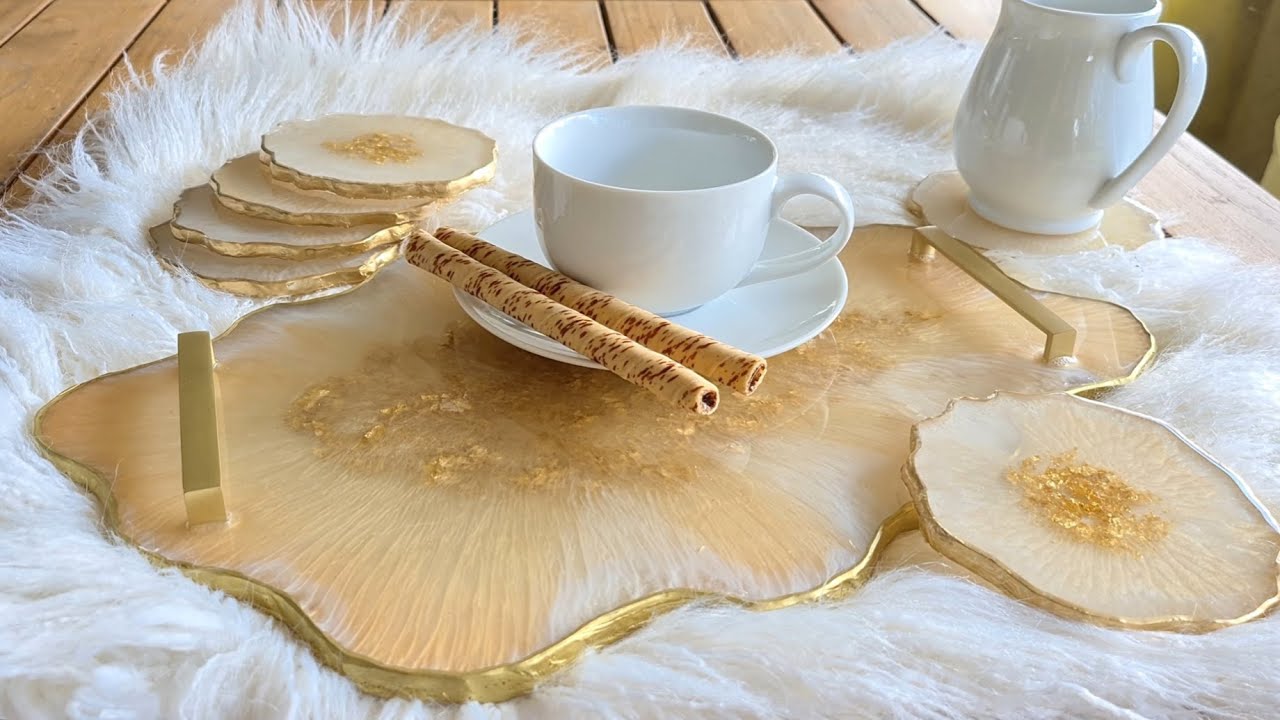#890 Amazing Effects In This White And Gold Resin Platter Tray