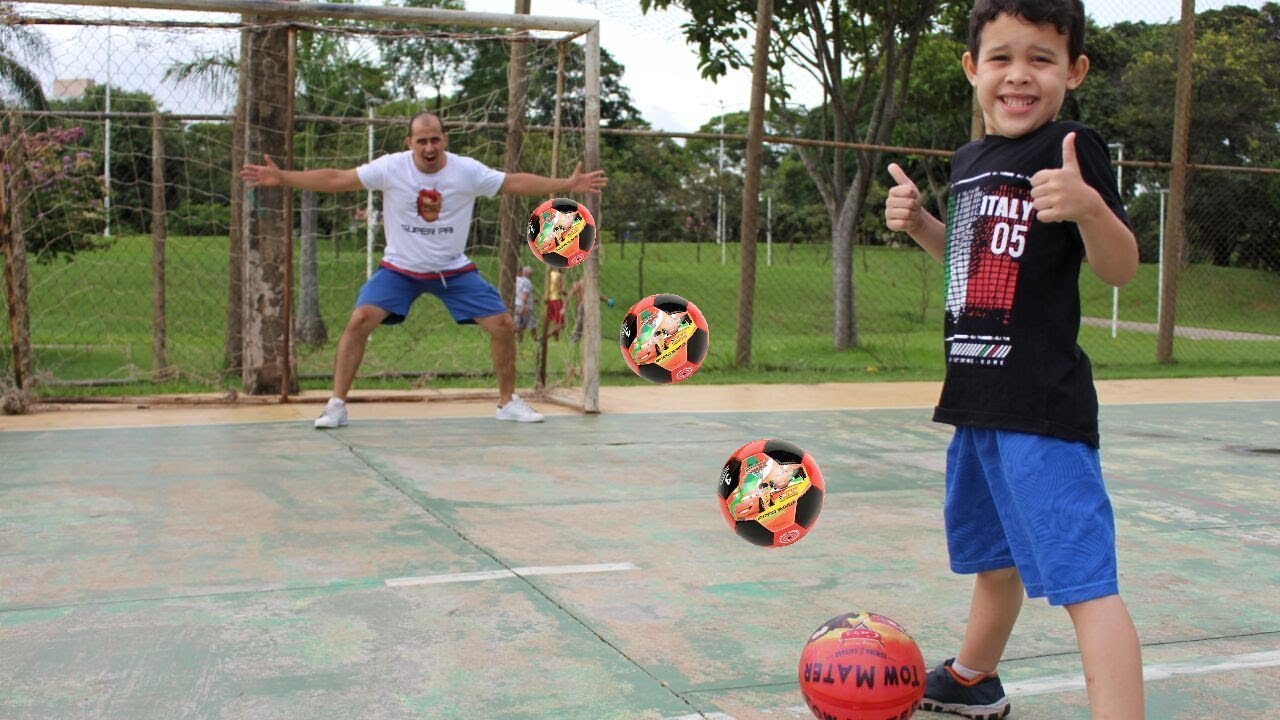 BRINCANDO DE FUTEBOL c/ BOLA DO MCQUEEN